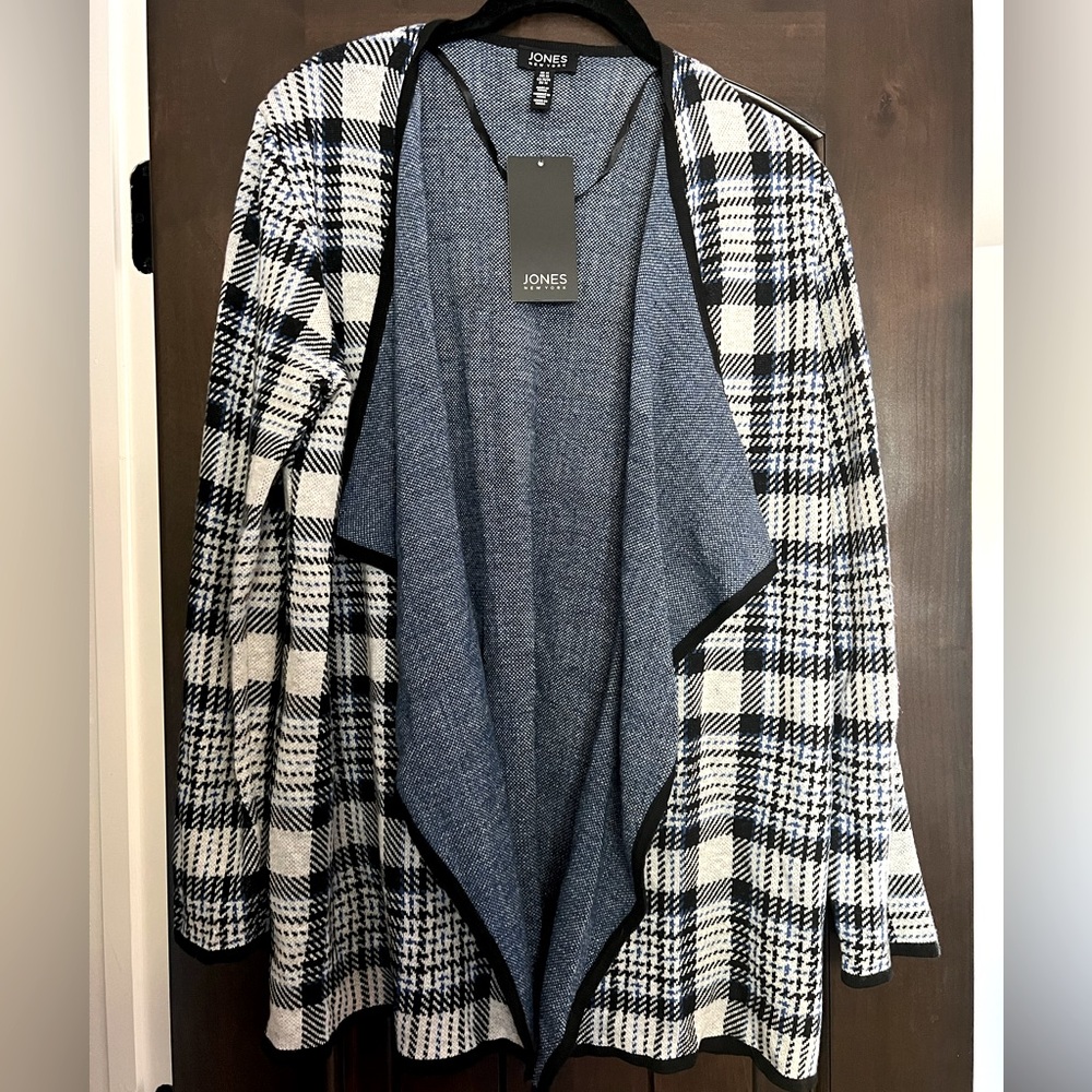 Never worn Jones New York cardigan size medium in pebble heather plaid